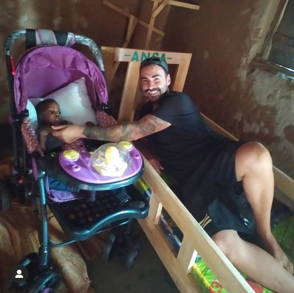 Niño con movilidad reducida dentro de un cochecito para bebés.