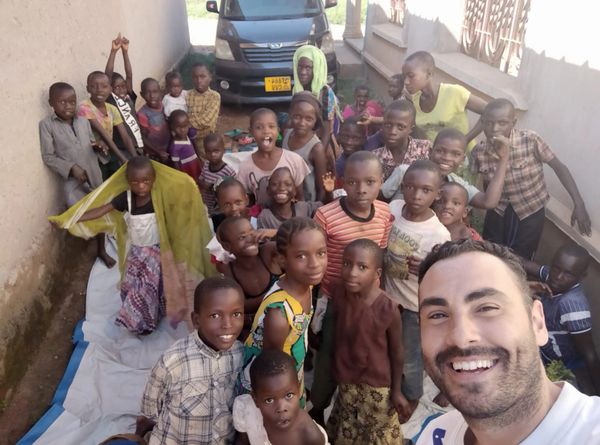 Grupo de niños en la calle.