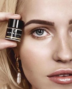 Henna Brow Lifting erfreut sich immer mehr an Beliebtheit. Seien Sie ein Teil von Supercilium