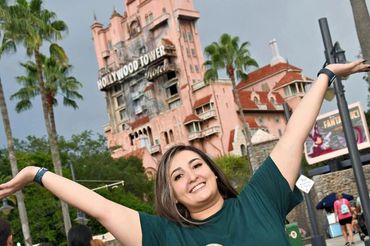 Cliente feliz posando frente al Hollywood Tower Hotel, Disney's Hollywood Studios