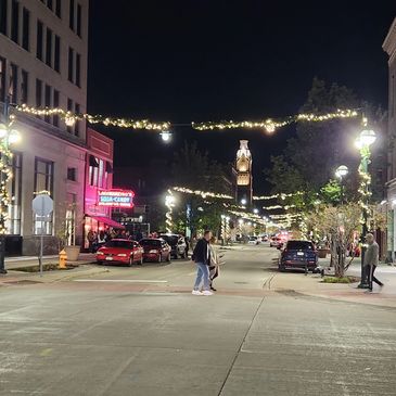 Lighted holiday garland on 5th Avenue