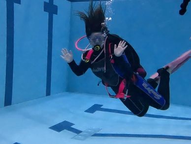 brand new scuba diver tries a pool session