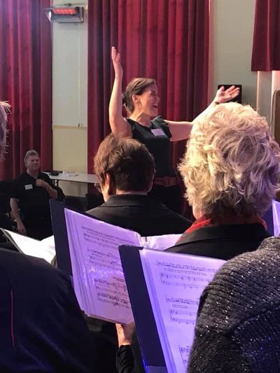 Clare Patti conducts the massed choir at Yarrawonga Festival of 1000 Voices (2019).
