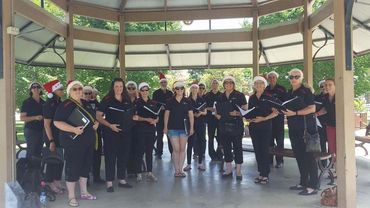 Members of River Voices spent some time caroling in the Port of Echuca (2017)