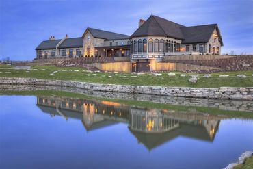 Photo of the Mistwood Golf Club clubhouse