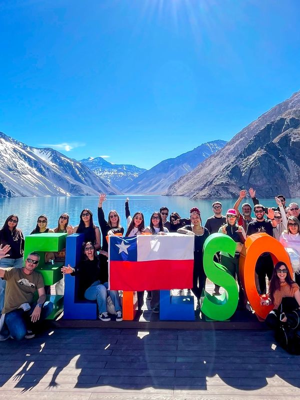 Embárcate en una experiencia única entre montañas, sabores y tradiciones chilenas.