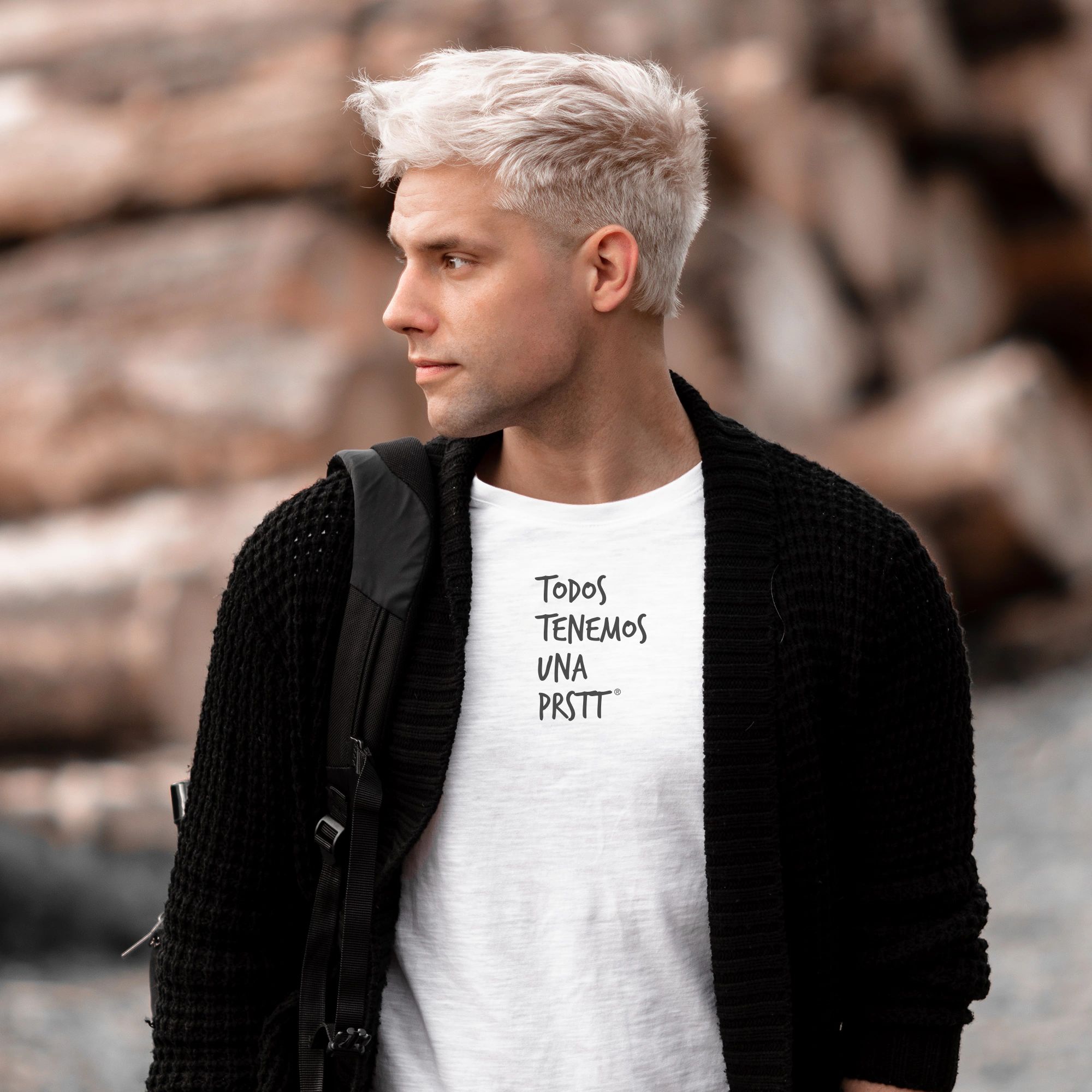 Hombre joven con una camiseta contra el cáncer de próstata