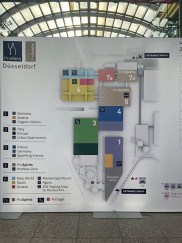 Map of ProWein Düsseldorf event halls and entrances.