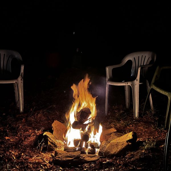 Propane campfire with porcelain logs