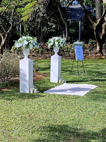 Noosa botanical garden wedding
white plinths rose flower balls love heart signing table