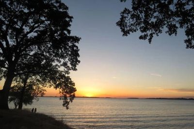 Folsom Lake at sunset. welcome-waggin.com
