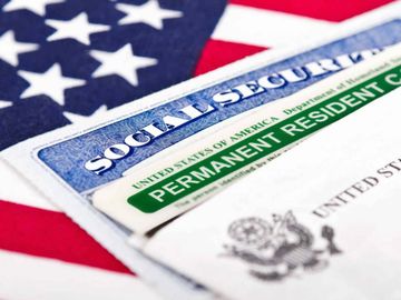 Se puede obtener una Green Card por medio de una petición familiar o laboral.