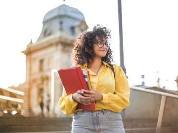 La visa de estudiante te permite viajar a cualquier país para estudiar por tiempo mayor a 6 meses.