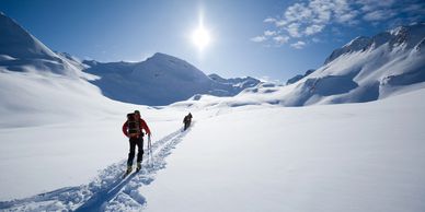 Grupo se personas realizando esquí de travesía