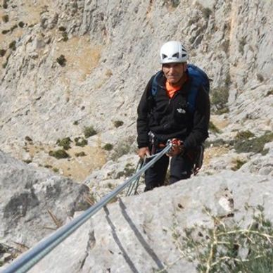 Una persona escalando