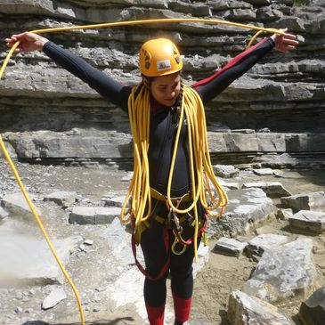 Mujer con cuerda de escalada
