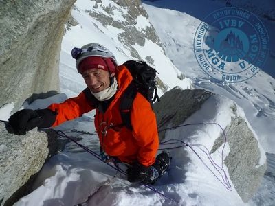 Hombre en montaña nevada