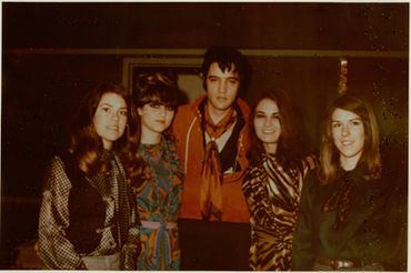 Mary Halladay, Mary Greene, Elvis Presley, Donna Thatcher, and Ginger Holladay.