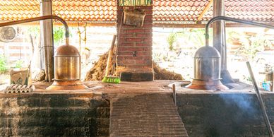 destilacion en alambiques de cobre.