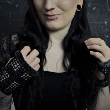 Diana von Dunkle Masche Design mit gehäkelten Handschuhen vor Schwarz weißem Hintergrund.