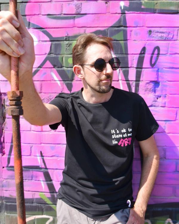 mann mit brille cool graffitti runde Brille Metal lässig stare art schwarzes tshirt braune Haare