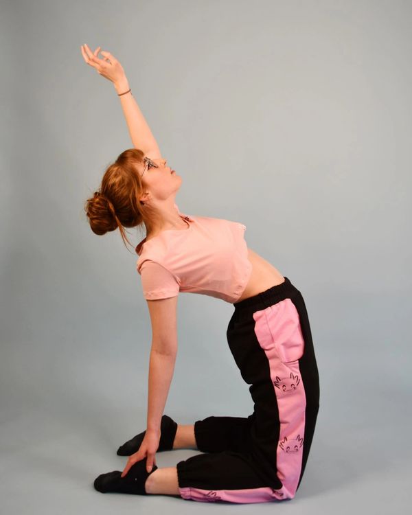 yoga pose gelenkig rote Haare Axolotl bequem Jogginghose strecken bauchfrei socken