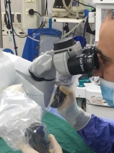 أفضل طريقة لعلاج دوالي الخصية استخدام الميكروسكوب الجراحي .