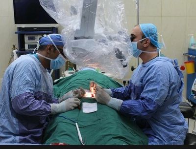 ربط دوالي الخصية بالميكروسكوب الجراحي و هي تعتبر افضل عملية لربط دوالي الخصية و عدم رجوعها .