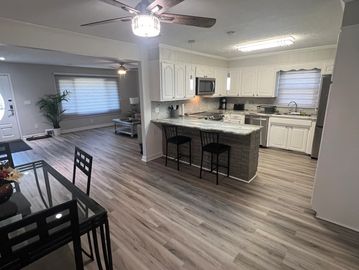 Full kitchen/livingroom