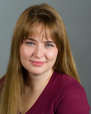 A strawberry blonde actress smiling.