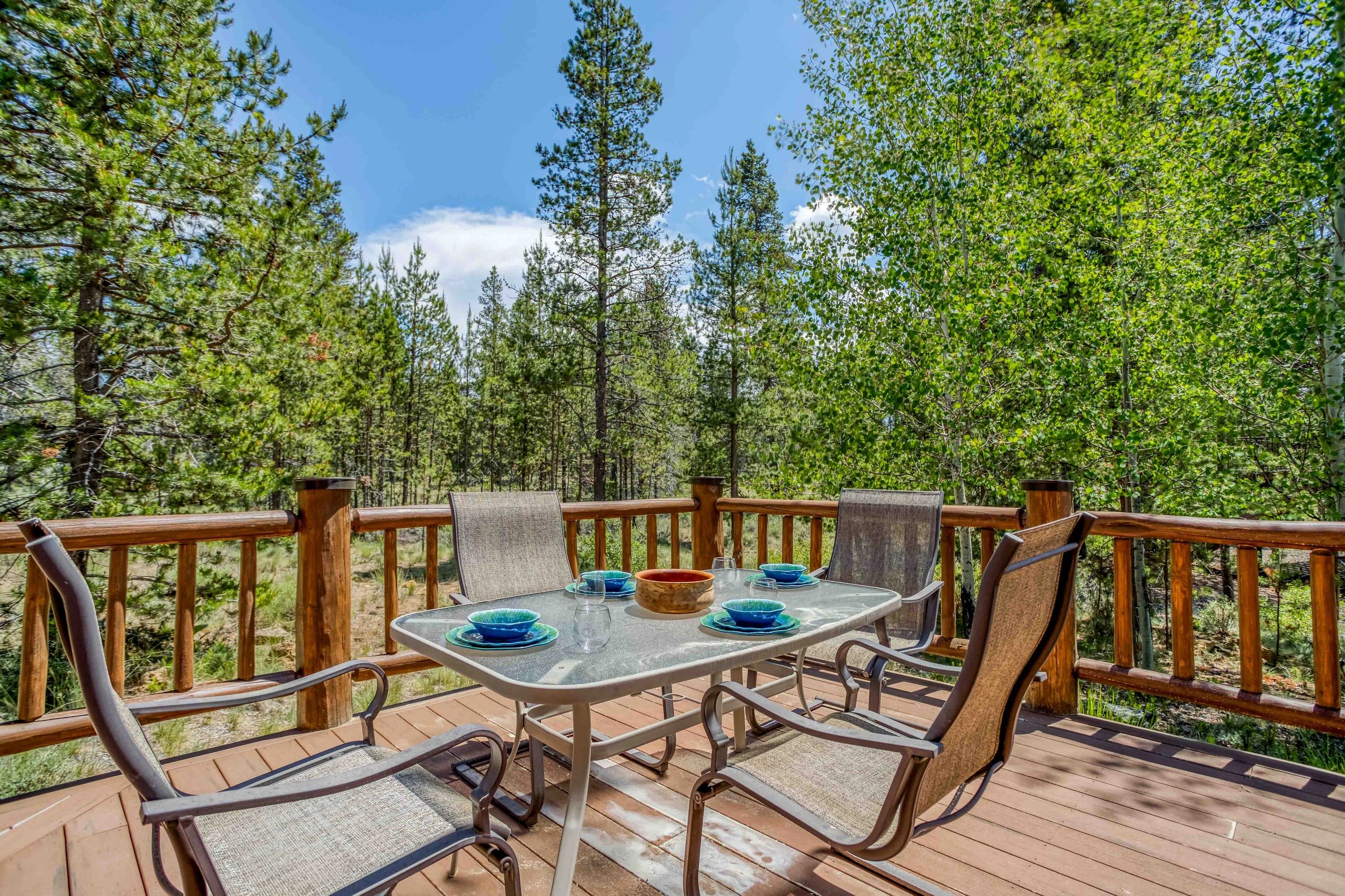 Beautiful view to national forest of the sunny deck. Come stay at this fantastic Airbnb