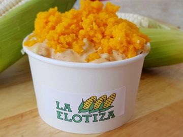 Esquites y elotes preparados con queso cheddar