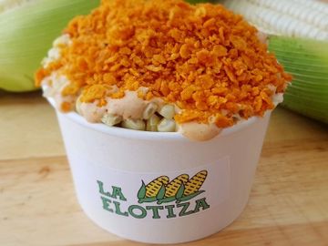 Esquites y elotes preparados con doritos nachos
