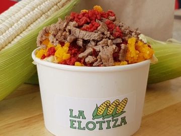 Esquites y elotes preparados con carne asada