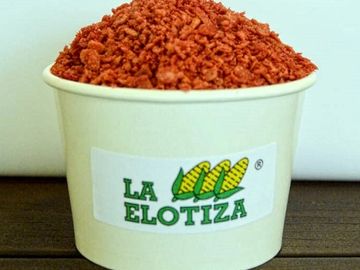 Esquites y elotes preparados con aderezo jalapeño y takis fuego