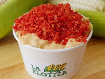 Esquites y elotes preparados con takis fuego