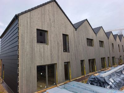 Maisons jumelées en bois avec toits en pente.