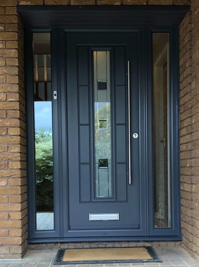 anthracite grey rockdoor with side frames to the left and right
