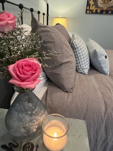 Comfortable beds and bedding.
Image by Yorktown Cottages.