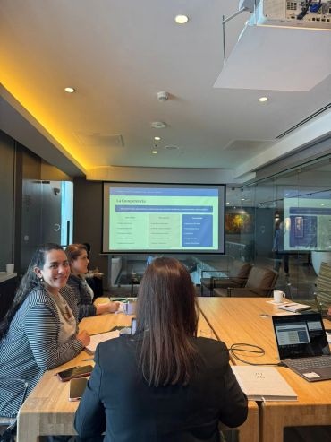 group of people during a revenue management trainning with flowspitliaty