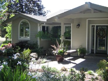 overhangs, landscaped,