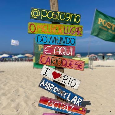 Dekoratives, buntes Schild an der Copacabana in Rio de Janeiro