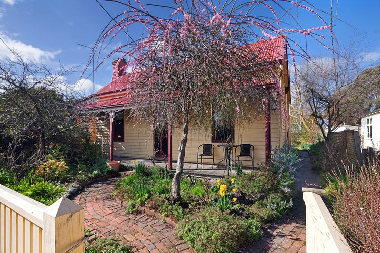 Ripon Cottage is renovated miners cottage dating from the 1890's
