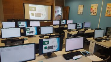 In addition to the projector,delegates benefit from a 3rd monitor on their desk showing the trainer
