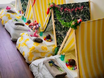 tropical theme sleepover idea
tropical party idea
tropical sleepover tents