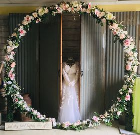 Ring of flowers Arch
8 ft tall 6 ft wide can only be delivered.  Local delivery price included
