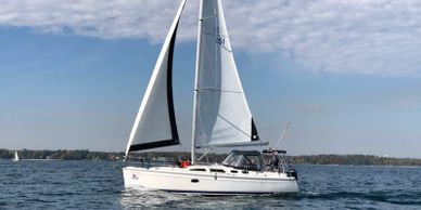 We offer fractional sailing aboard a luxurious Hunter 36' in Oakville 