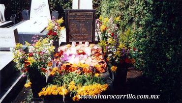 Tumba de Álvaro Carrillo y su esposa, Ana María Incháustegui, en Panteón Jardín (Sección ANDA) CDMX