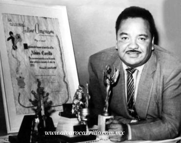 Álvaro Carrillo, posando con sus reconocimientos (1968)