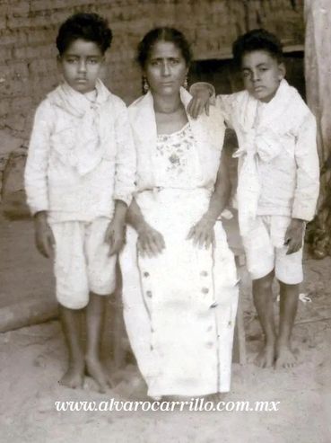 De izq. a der. Álvaro Carrillo (7 años); Candelaria Morales (madre); y Celedonio Carrillo (6 años).